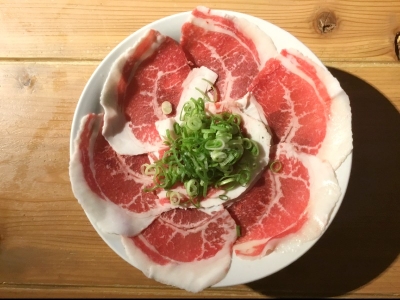 霜降り和牛コウネの温玉ローストビーフ丼　1,100円（税込）
