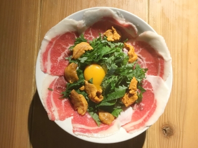 霜降り和牛コウネ生ウニ青じそのロースビーフ丼　1,400円（税込）