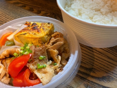 豚肩ロースのスペイン風漬け焼き丼弁当　800円（税込）