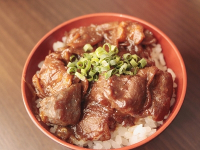 和牛どて煮丼　900円（税込）
