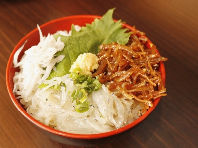 篠島しらす三色丼　900円（税込）