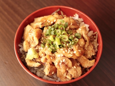 鶏まぶし丼　900円（税込）