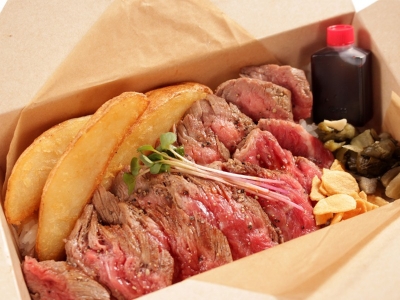 定番の美味しさ！赤身ステーキ 肉飯BOX　950円（税込）