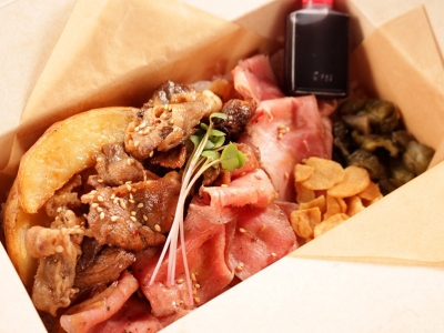 自家製ローストビーフ＆カルビ 肉飯BOX　980円（税込）