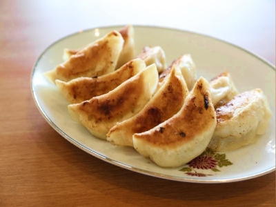 鶴東焼餃子  （1人前6個入り）486円 （税込）
