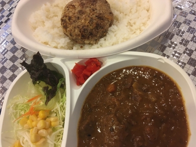 ハンバーグ牛すじ辛口カレー　790（税込）