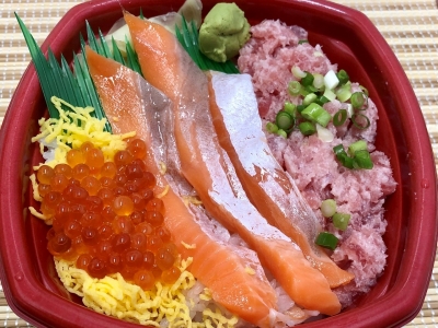 トロサーモンイクラ丼 並盛　540円（税込）
