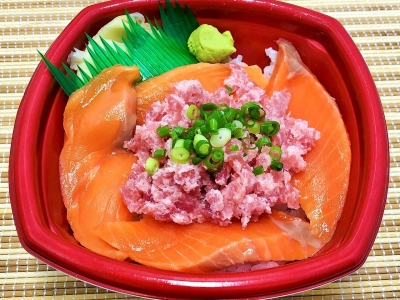 サーモンネギトロ丼 並盛　540円（税込）