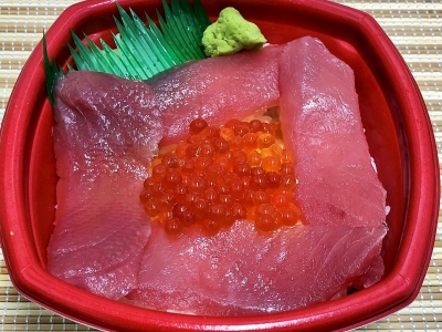 まぐろいくら丼 並盛　648円（税込）