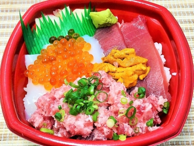 うおがし丼 並盛　648円（税込）