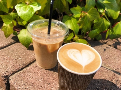 カフェラテ(H/I) ・本日のコーヒー豆  600円 ・ブレンド  550 円（すべて税込）