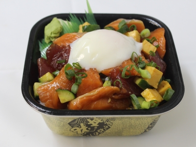 バラ温玉丼 並盛　540円（税込）
