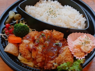 チキンカツレツ (デミグラスソース)　950円（税込）＜前日22時までに要予約＞