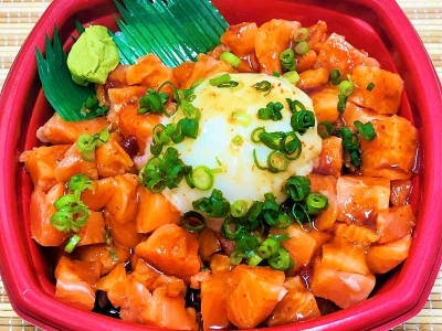サーモンユッケ丼　540円（税込）