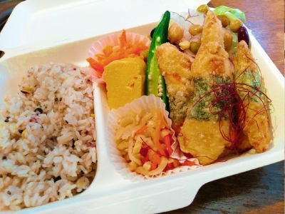 日替わりランチボックス(お弁当)  850円　おかずのみテイクアウト 400円 （ともに税込）
