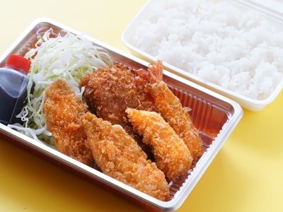白身魚とエビフライ弁当　500円（税込）