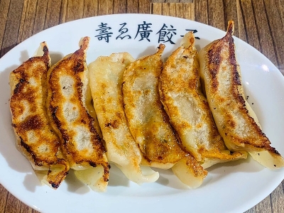 焼餃子 黒・白　6ヶ 390円/12ヶ 780円（全て税込）