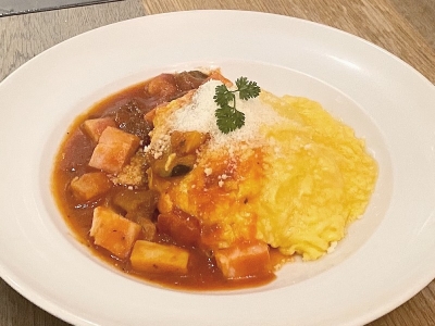 ふわとろ自家製オムライス～ごろごろお野菜のトマトソース～　800円（税込）
