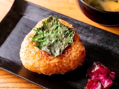 味噌焼きおにぎり(梅) 385円（税込）
