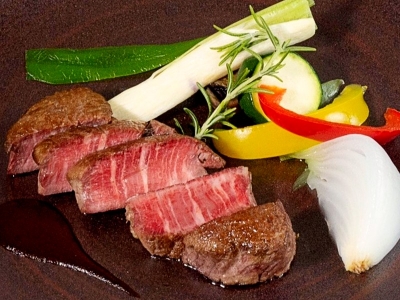 【メイン料理】牛サーロインのやわらかステーキ、赤ワインソース　2,480円（税込）（※ディナー限定メニュー）