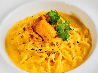 【パスタ】生ウニのクリームソース、自家製タリオリーニ　1,850円（税込）（※ディナー限定メニュー）