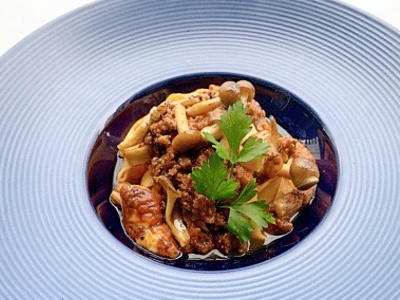 【パスタ】ポルチーニ茸とキノコの和牛ミートソース、自家製タリアテッレ　1,480円（税込）（※ディナー限定メニュー）