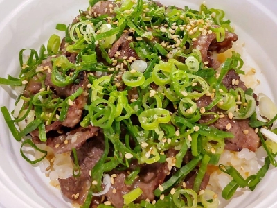 ネギ塩タン丼　540円（税込）