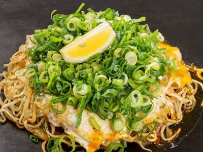ネギ塩ダレ！瀬戸内レモンのお好み焼き（塩ダレ・瀬戸内レモン・青ネギ） 1,000円（税込）