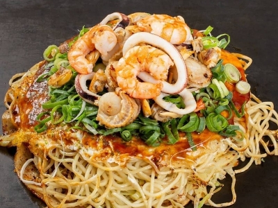 海鮮デラックスお好み焼き（エビ・ホタテ・イカ・アサリ） 1,300円（税込）