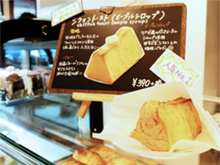 こだわりのコーヒーとシフォントーストが人気。朝から夜までお一人様利用も多い、くつろげる空間。