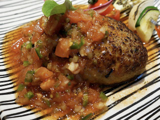 鴨肉のハンバーグは超絶品、自家製パンとパスタと一緒に楽しむ、西中島のスタイリッシュなイタリアン×バル